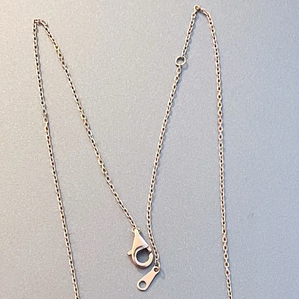 Elegant Rose Gold and Silver Clover Necklace - Picture 3 of 5